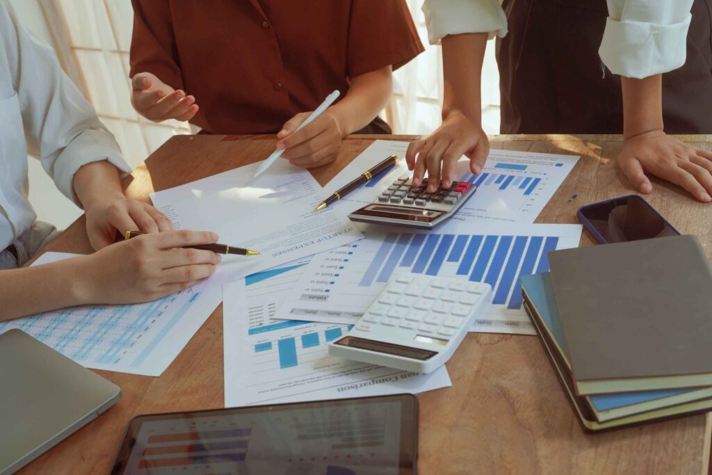 Emprendedoras reunidas revisando presupuestos y calculando la rentabilidad de sus estrategias de inversión actuales